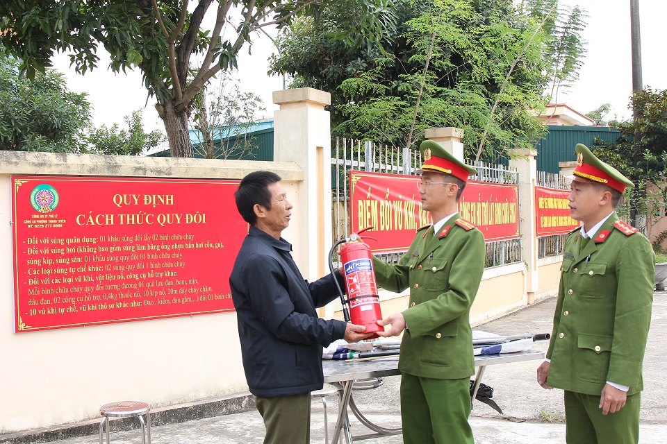 Công an phường Thanh Tuyền, thành phố Phủ Lý đổi vũ khí lấy bình chữa cháy do người dân giao nộp