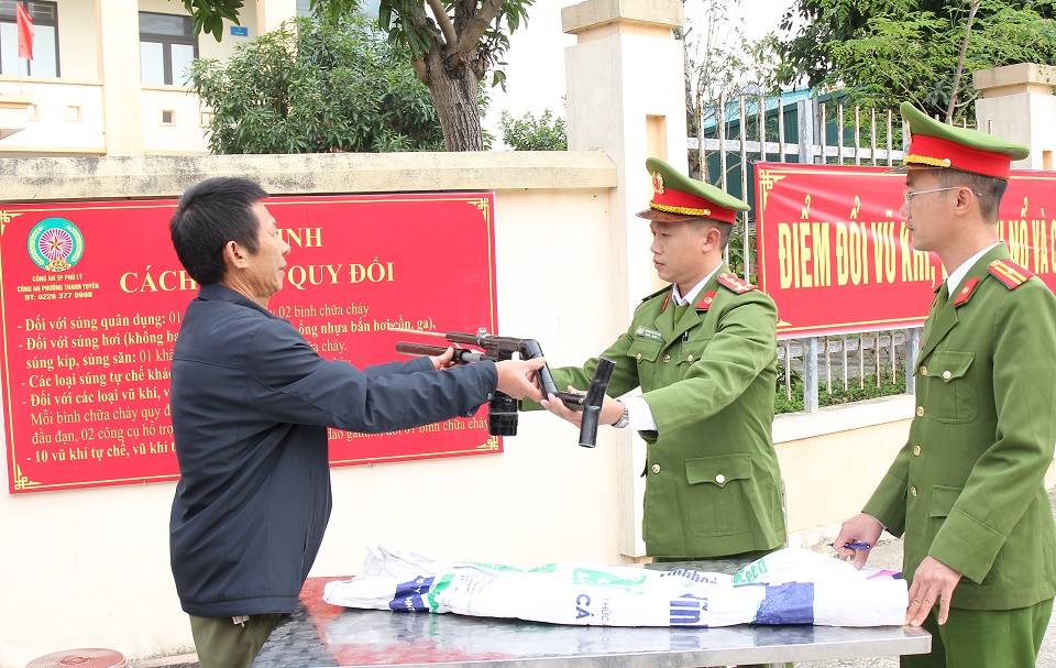 Công an phường Thanh Tuyền, thành phố Phủ Lý tiếp nhận vũ khí do người dân giao nộp