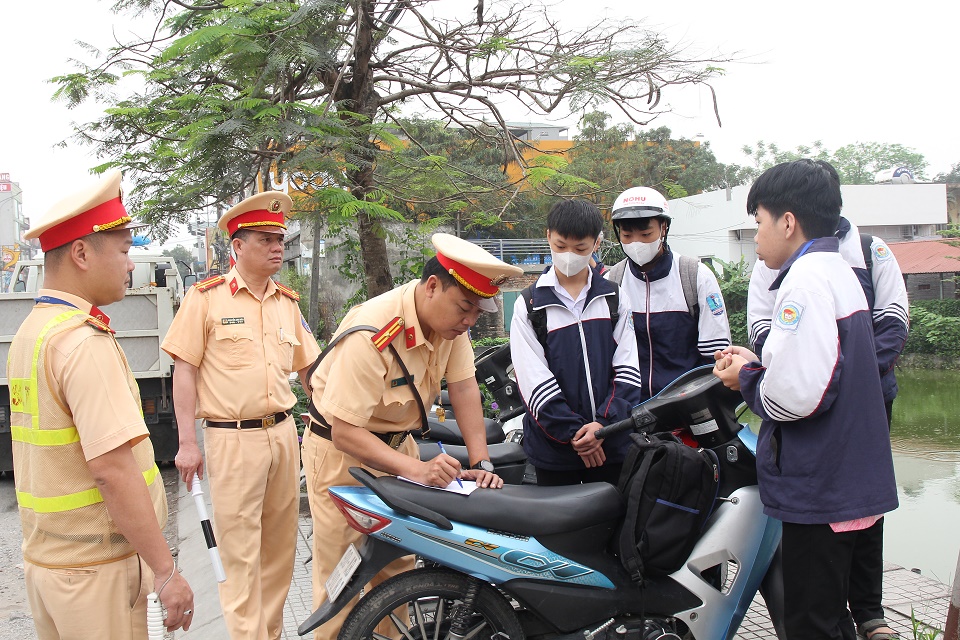 Phòng Cảnh sát giao thông Công an tỉnh kiểm tra việc chấp hành các quy định Luật giao thông cuả học sinh Trường THPT B Duy Tiên