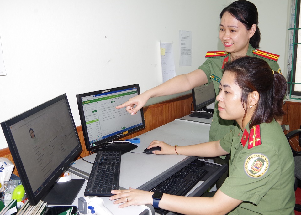 Cán bộ, chiến sĩ Phòng Quản lý xuất nhập cảnh, Công an tỉnh Hà Nam tiếp nhận hồ sơ đăng ký đề nghị cấp hộ chiếu phổ thông của công dân trên Cổng dịch vụ công trực tuyến
