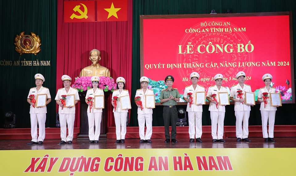 Đại tá Kiều Hữu Tuyển Phó Bí thư Đảng uỷ, Phó Giám đốc Công an tỉnh trao Quyết định và tặng hoa chúc mừng các đồng chí được thăng cấp bậc hàm, nâng bậc lương năm 2024