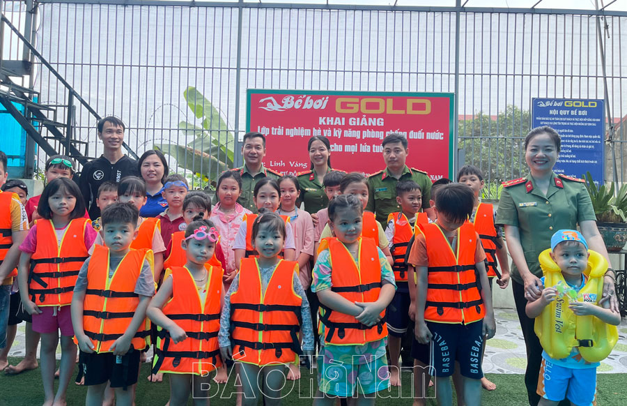 Công an huyện Bình Lục dạy bơi miễn phí cho trẻ em