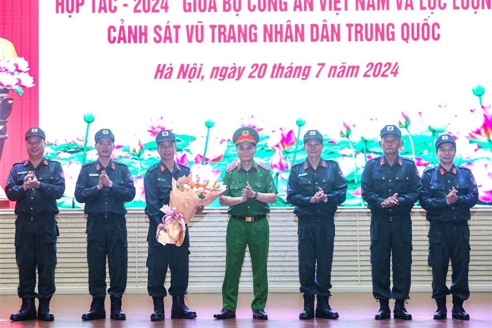 Cảnh sát đặc nhiệm Bộ Công an Việt Nam diễn tập chung phòng, chống khủng bố