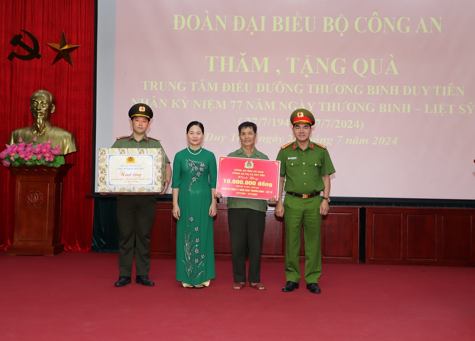 Công an huyện Kim Bảng trao tặng quà Trung tâm và các đồng chí thương, bệnh binh tại Trung tâm điều dưỡng thương binh Duy Tiên