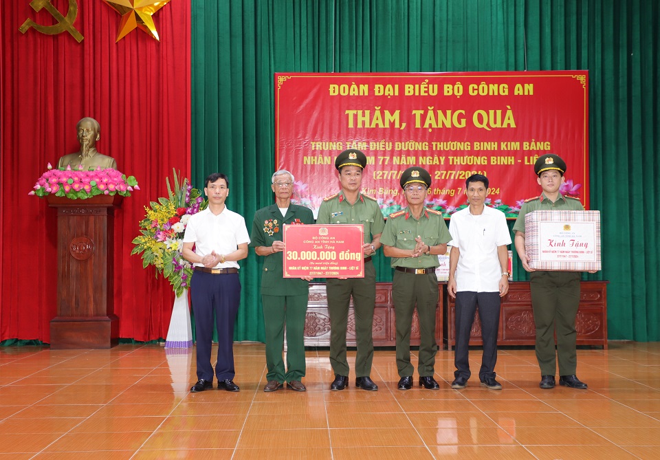 Đại tá Tô Anh Dũng Uỷ viên BTV Tỉnh uỷ, Bí thư Đảng uỷ, Giám đốc Công an tỉnh và Đại tá Kiều Hữu Tuyển Phó Bí thư Đảng ủy, Phó Giám đốc Công an tỉnh trao tặng quà Trung tâm