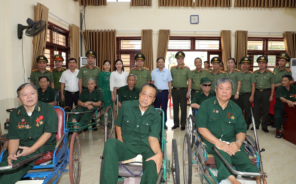 Trung tướng Lê Quốc Hùng, Ủy viên Trung ương Đảng, Thứ trưởng Bộ và các đại biểu chụp ảnh lưu niệm các đồng chí thương, bệnh binh tại Trung tâm điều dưỡng thương binh Duy Tiên