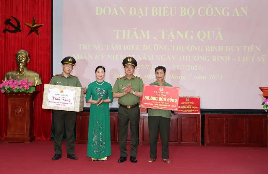 Trung tướng Lê Quốc Hùng, Ủy viên Trung ương Đảng, Thứ trưởng trao tặng quà Trung tâm và các đồng chí thương, bệnh binh tại Trung tâm điều dưỡng thương binh Duy Tiên