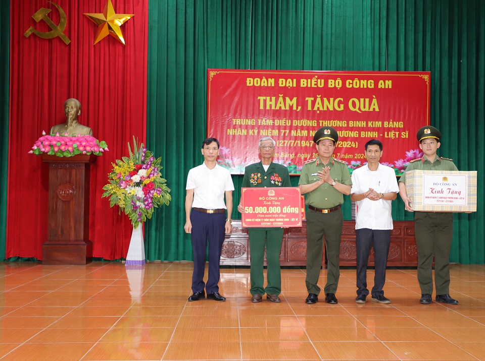 Trung tướng Lê Quốc Hùng, Ủy viên Trung ương Đảng, Thứ trưởng trao tặng quà Trung tâm và các đồng chí thương, bệnh binh tại Trung tâm điều dưỡng thương binh Kim Bảng