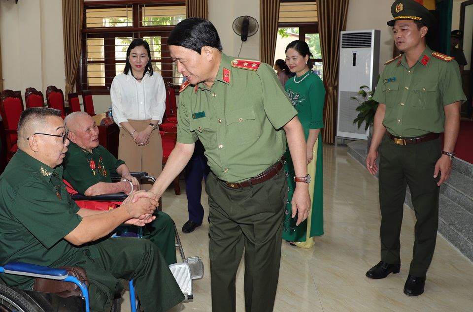 Trung tướng Lê Quốc Hùng, Ủy viên Trung ương Đảng, Thứ trưởng và các đại biểu thăm hỏi, động viên các đồng chí thương, bệnh binh tại Trung tâm điều dưỡng thương binh Duy Tiên