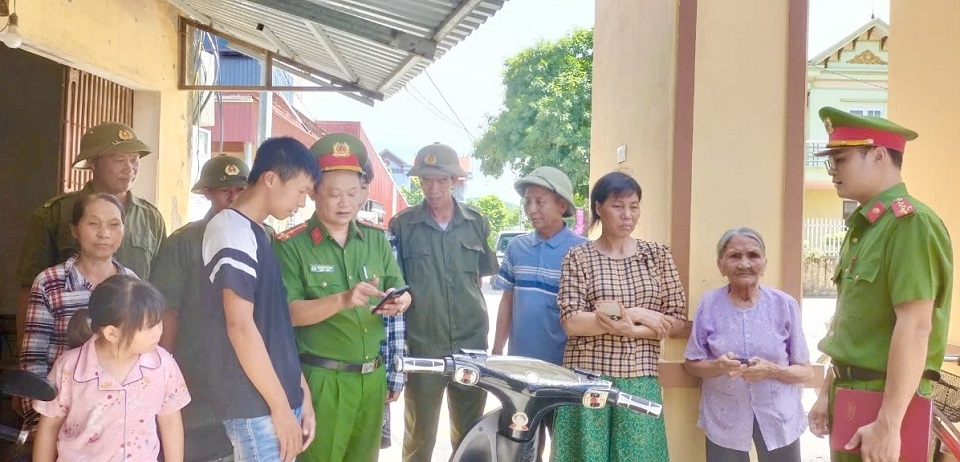 Công an xã Thanh Tâm tuyên truyền, hướng dẫn người dân những điểm mới của Luật Căn cước năm 2023