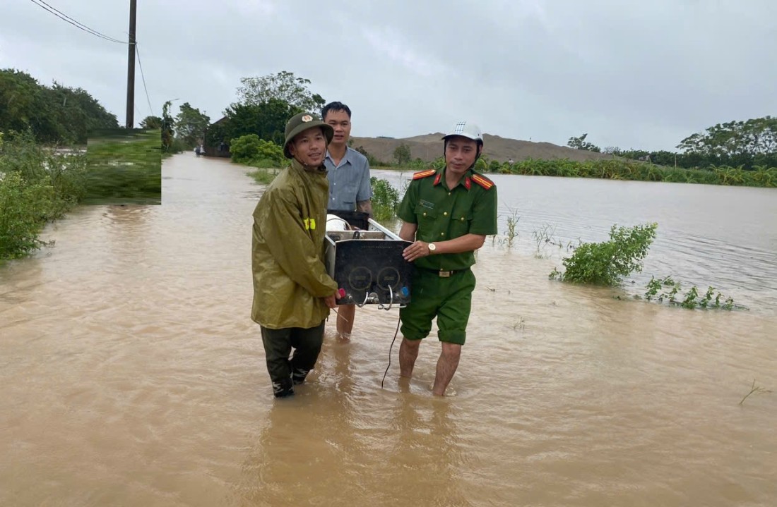 Công an xã Đạo Lý, huyện Lý Nhân di dời tài sản giúp dân