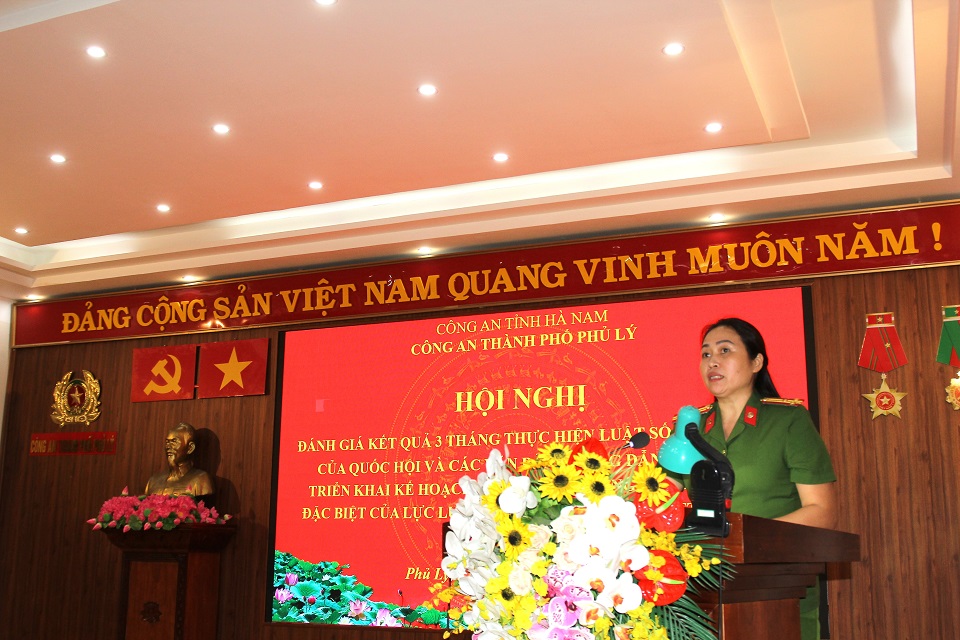 chi Hiền phát biểu