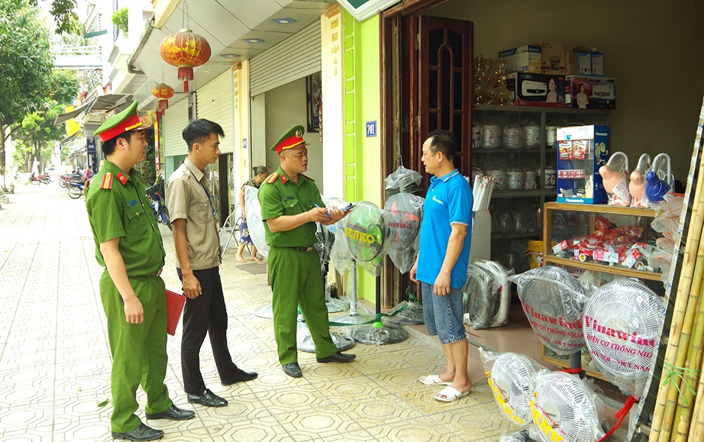 Tăng cường kiểm tra, xử lý nghiêm các vi phạm về trật tự an toàn giao thông, trật tự công cộng, văn minh đô thị