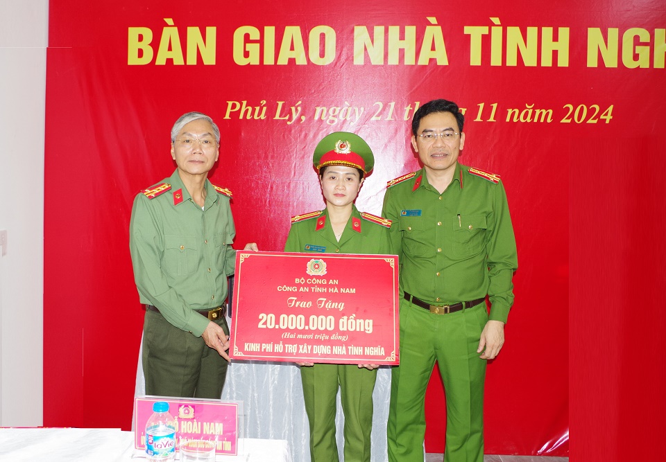 Công an tỉnh Hà Nam bàn giao nhà tình nghĩa cho CBCS có hoàn cảnh khó khăn