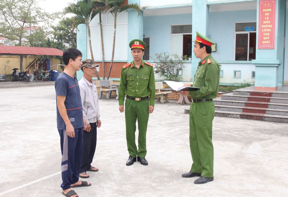 Công an phường Thanh Châu, TP Phủ Lý, Hà Nam tuyên truyền phòng, chống tệ nạn ma túy cho người dân (1)