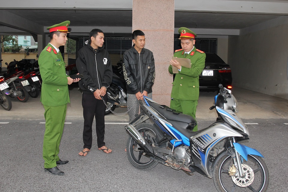 Công an thành phố Phủ Lý, tỉnh Hà Nam lấy lời khai 02 đối tượng trong vụ Cướp giật tài sản