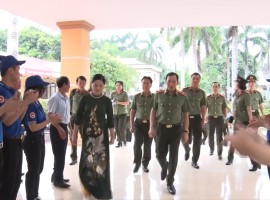 Thứ trưởng Bộ Công an Lê Văn Tuyến: Thăm, tặng quà các Trung tâm điều dưỡng thương binh tại Hà Nam.